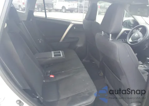 2015 Toyota Rav4 Xle z USA, uszkodzony, nr VIN 2T3WFREV2FW138001